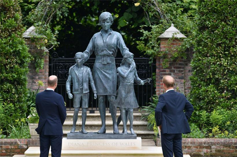 Prinz William und Prinz Harry enthüllen eine von ihnen in Auftrag gegebene Statue ihrer Mutter Diana
