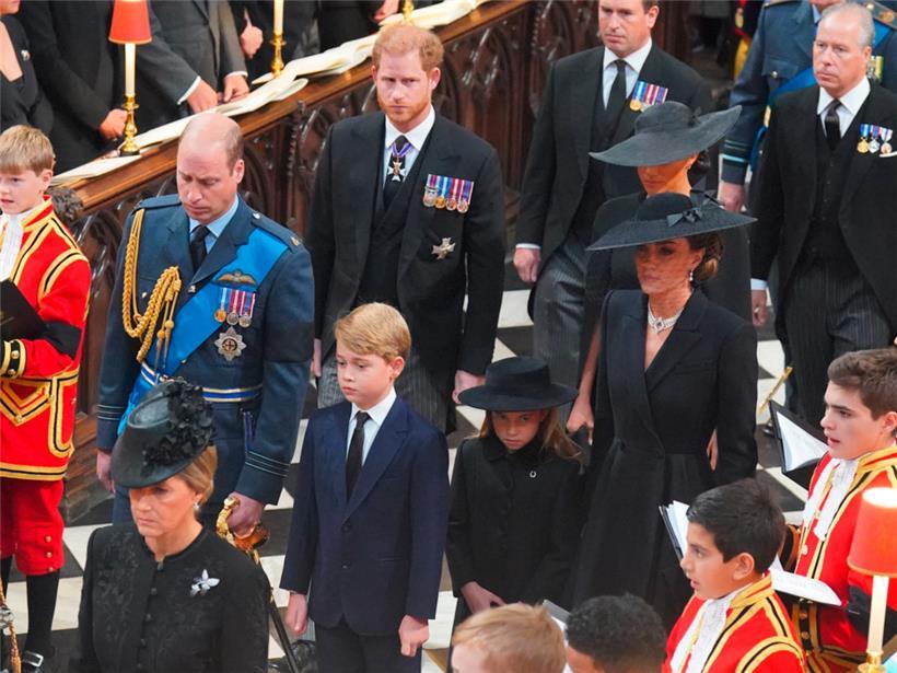 Prinz William (vorne l-r), Prinz von Wales, und sein Sohn Prinz George, seine To...