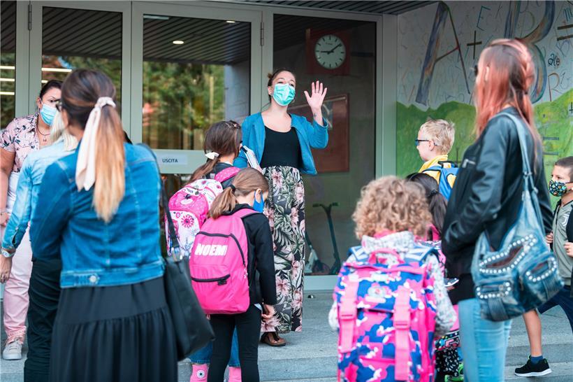 Privat dürfen sie das Haus nicht verlassen, tagsüber aber müssen sie dennoch zur Arbeit erscheinen: Die Ausnahmeregelung für Lehrer unter Teil-Quarantäne sorgt dieser Tage für Aufregung und Unverständnis. 
