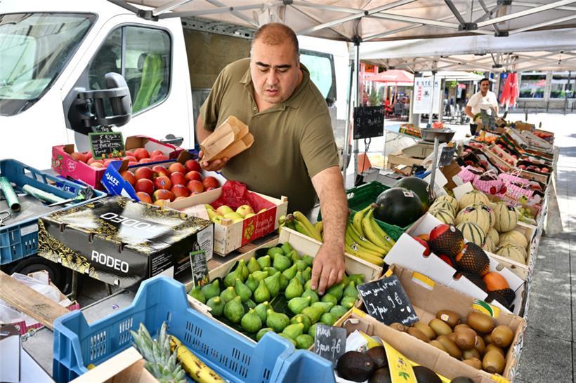 Privathändler Toufik kommt aus Frankreich und freut sich jede Woche auf den Markt in Differdingen
