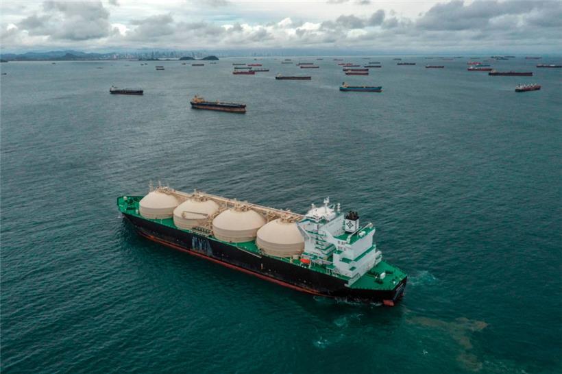 Pro Jahr passieren etwa 14.000 Schiffe die Wasserstraße
