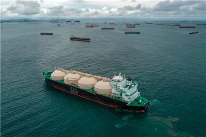 Pro Jahr passieren etwa 14.000 Schiffe die Wasserstraße
