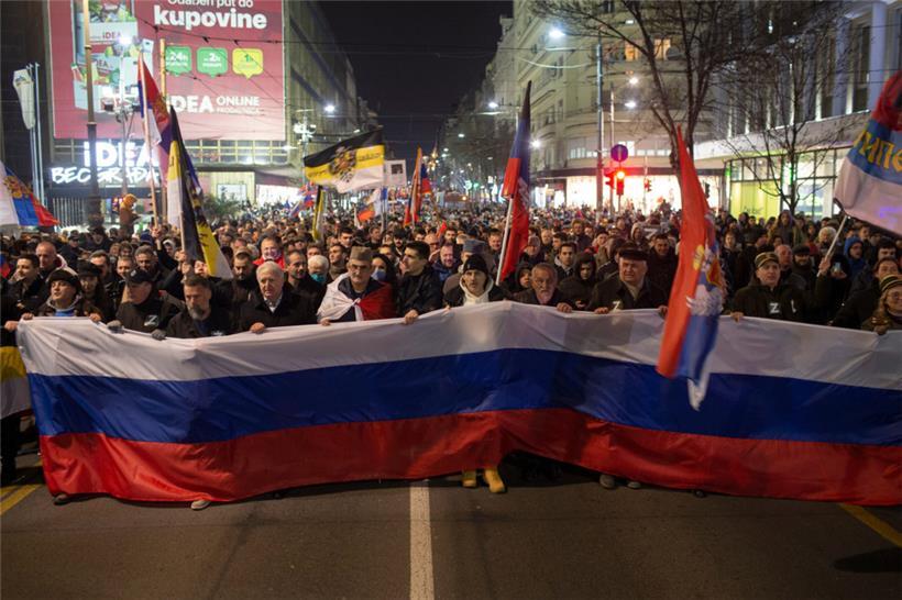 Pro-Putin-Demonstranten halten eine große russische Fahne während einer Kundgebung zur Unterstützung Russlands in Belgrad
