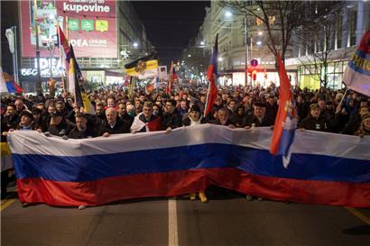 Pro-Putin-Demonstranten halten eine große russische Fahne während einer Kundgebung zur Unterstützung Russlands in Belgrad
