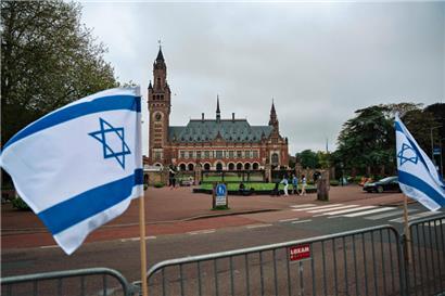 Pro-israelische Demonstranten protestieren vor dem höchsten Gericht der Vereinten Nationen. Am Internationalen Gerichtshof (IGH) in Den Haag findet eine Anhörung zu Israels Vorgehen in den besetzten palästinensischen Gebieten statt.
