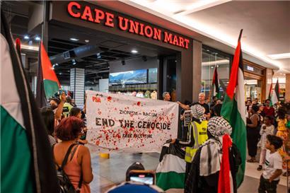 Pro-palästinensische Aktivisten demonstrieren in einer Shopping-Mall in Johannesburg gegen Israel
