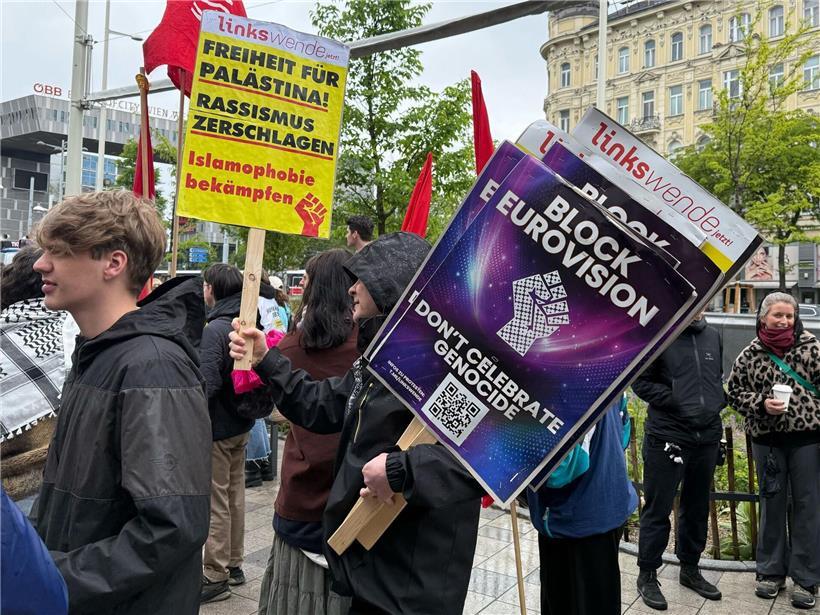Pro-palästinensische Demonstranten mit „Block Eurovision“-Plakat bei Protest am Rande des Eurovision Song Contest (ESC)