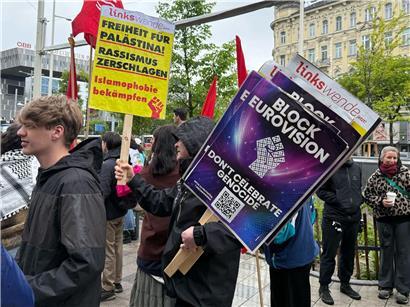 Pro-palästinensische Demonstranten mit „Block Eurovision“-Plakat bei Protest am Rande des Eurovision Song Contest (ESC)