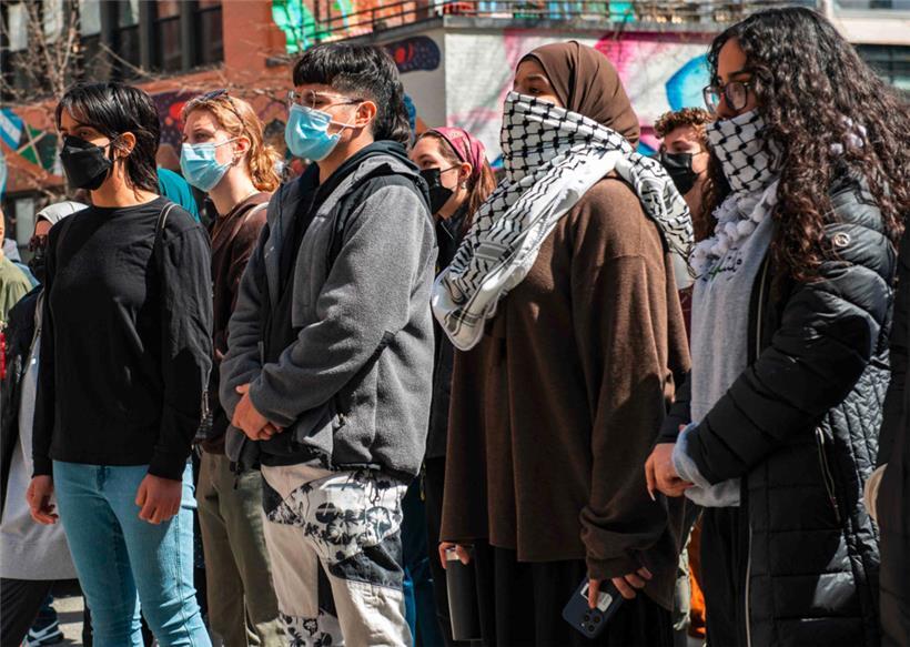 Pro-palästinensische Demonstranten vor einer Polizeiabsperrung, nachdem die Polizei ein Lager an der Northeastern University in Boston gestürmt hatte
