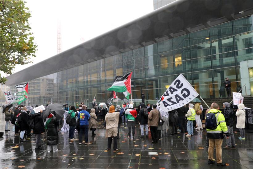 Pro-palästinensischer Protest auf der place de l’Europe, wo am Montag das Treffen der EU-Außenminister stattfand
