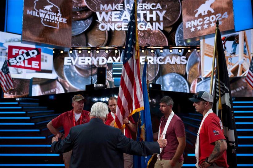 Proben für den großen Auftritt: Im „Fiserv Forum“ in Milwaukee laufen die letzten Vorbereitungen für den Parteitag der Republikaner
