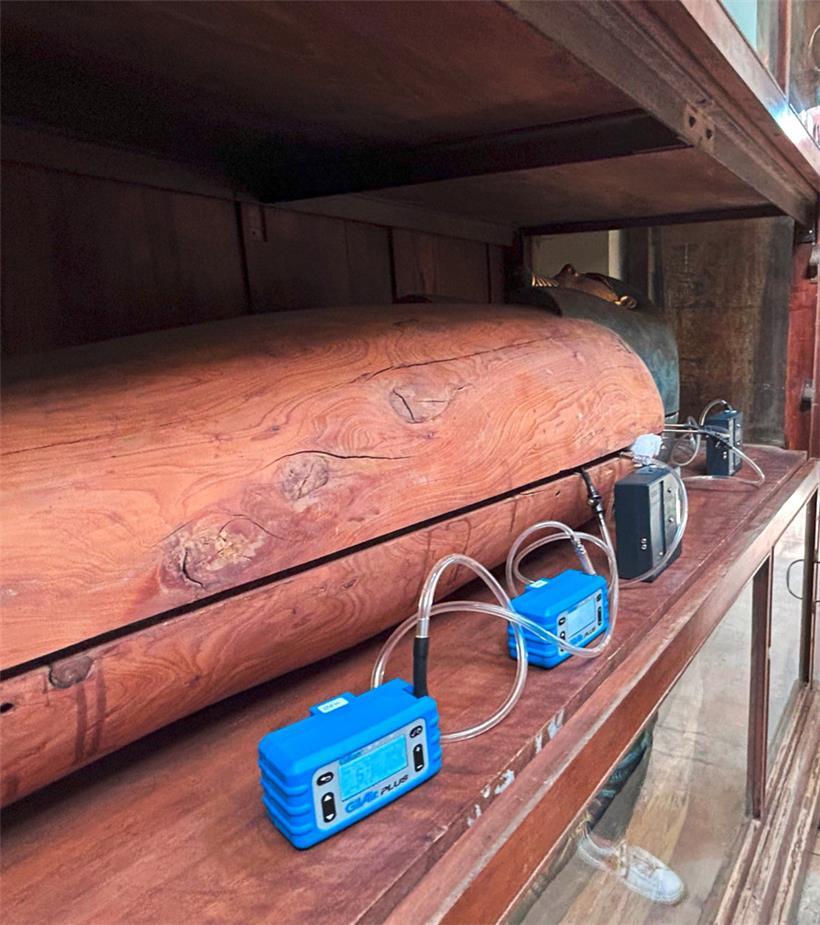 Probennahme aus der Umgebungsluft eines mumifizierten Körpers im Ägyptischen Museum von Kairo 
