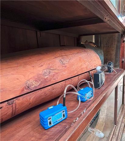 Probennahme aus der Umgebungsluft eines mumifizierten Körpers im Ägyptischen Museum von Kairo 
