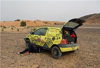 Wüstenlandschaft mit gestrandeten Personen und Fahrzeugen symbolisiert Herausforderungen und Probleme in der Wüste