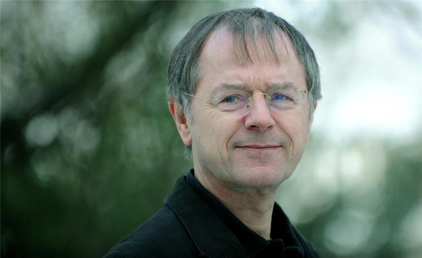 Prof. Dr. Christoph Butterwegge ist Professor für Politikwissenschaft am Institut für vergleichende Bildungsforschung und Sozialwissenschaften an der Humanwissenschaftlichen Fakultät der Universität zu Köln 
