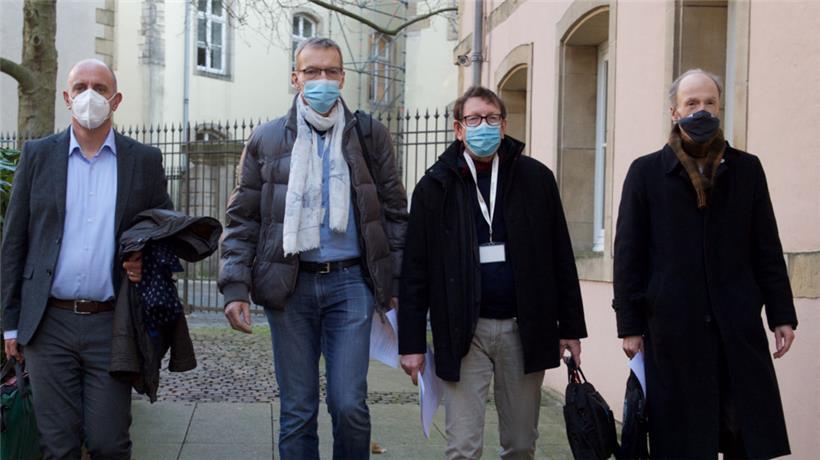 Prof. Dr. Claude P. Muller (2.v.r.) und Dr. Gérard Schockmel (1.v.r.) reagieren auf die Stellungnahme der Luxemburger Patientenvertretung

