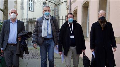 Prof. Dr. Claude P. Muller (2.v.r.) und Dr. Gérard Schockmel (1.v.r.) reagieren auf die Stellungnahme der Luxemburger Patientenvertretung
