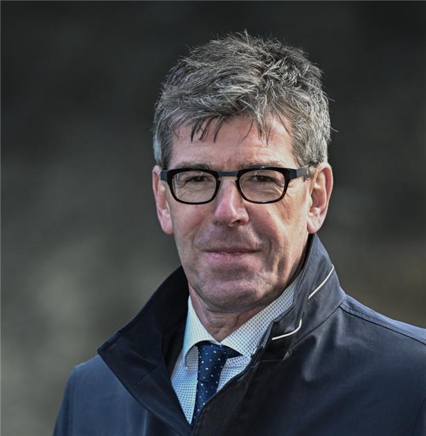 Prof. Dr. Dr. h.c. Michael Jäckel war von 2011 bis 2023 Präsident der Universität Trier. Er war und ist in mehreren bundesdeutschen Gremien, die sich mit der Digitalisierung des Hochschulwesens befassen, engagiert. Seit Mai 2024 ist er Sprecher des Leitungsgremiums des Virtuellen Campus Rheinland-Pfalz (www.vcrp.de). Der VCRP wurde im Jahr 2000 gegründet und feiert in…
