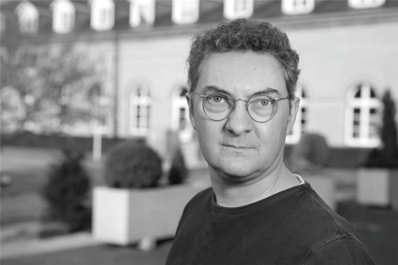 Prof. Dr. Frank Hofmann ist Philosophie-Professor an der Universität Luxemburg. Seine Forschungsschwerpunkte liegen in der Erkenntnistheorie, Metaphysik und Ontologie, Wissenschaftsphilosophie, Theorie der Normativität und Philosophie der Subjektivität.
