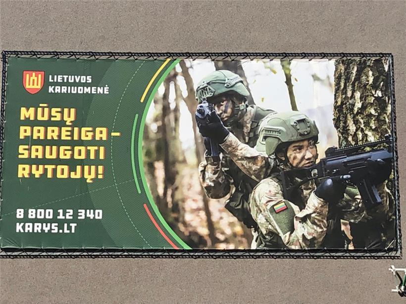 Professionelle Soldaten und Soldatinnen gesucht: Das Plakat an einer Fassade im ...