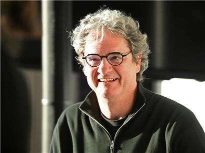 Professor Christophe Haunold erklärt die Bedeutung der Wissenschaft für gesellschaftlichen Fortschritt bei einem Vortrag