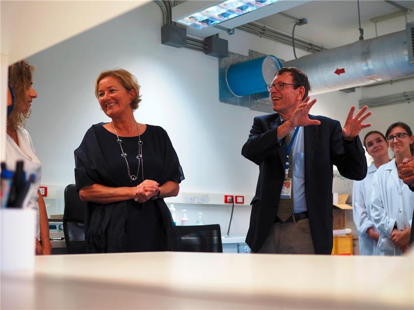 Professor Claude Muller erklärt Ministerin Paulette Lenert während eines Besuches seine Arbeit in Laos: Das Kooperationsministerium finanziert in dem südostasiatischen Land ein Labor, in dem Muller und seine Kollegen unter anderem nach neuen Viren Ausschau halten
