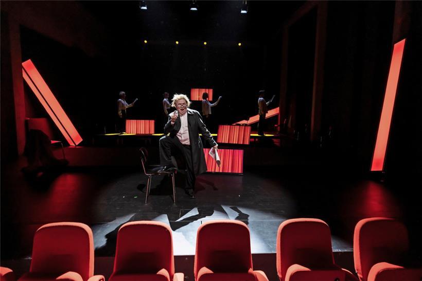 Professor Guck (Jean-Paul Maes) versucht, die Menschheit vor ihrem Untergang zu warnen …
