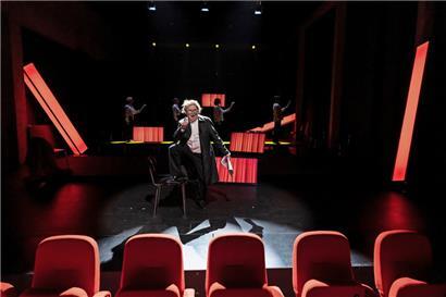 Professor Guck (Jean-Paul Maes) versucht, die Menschheit vor ihrem Untergang zu warnen …
