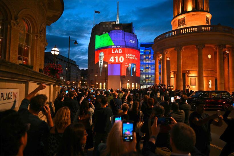 Projektion auf dem BBC-Gebäude in London: Punkt 23.00 Uhr unserer Zeit sagten die Exit-Polls Starmers Labour 410 Sitze voraus
