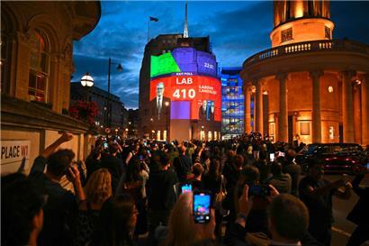 Projektion auf dem BBC-Gebäude in London: Punkt 23.00 Uhr unserer Zeit sagten die Exit-Polls Starmers Labour 410 Sitze voraus

