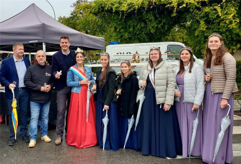 Prominenter Besuch mit (v.l.) Bürgermeister Michel Gloden, SI-Präsident Marc Zago, Tourismusminister Lex Delles sowie den Weinköniginnen Zoé und Céline mit ihren Prinzessinnen
