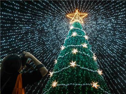 Propagandisten wollen, dass wir uns gegeneinander wenden, während ihre Algorithmen einen grundlegenden Teil unserer Menschlichkeit entweihen 
