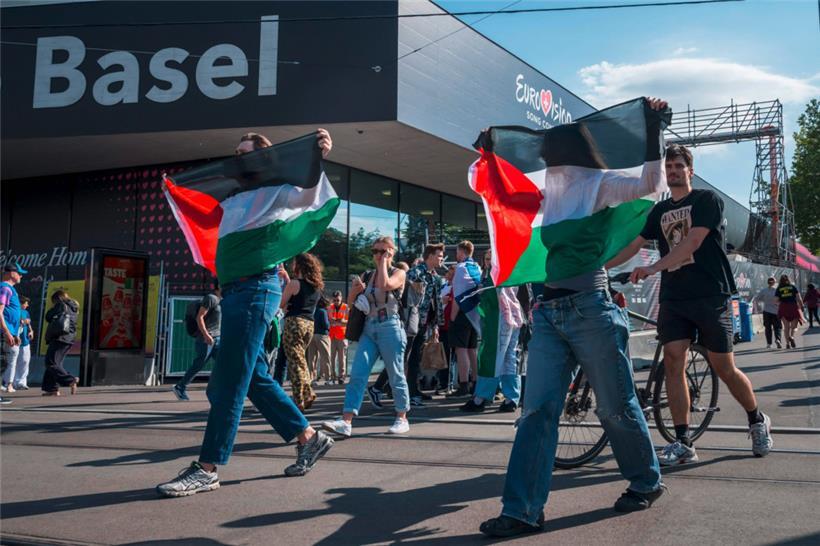 Propalästinensische Aktivisten zeigen Flaggen vor der St. Jakobshalle, wo am Donnerstagabend das zweite Halbfinale mit israelischer Beteiligung stattfand

