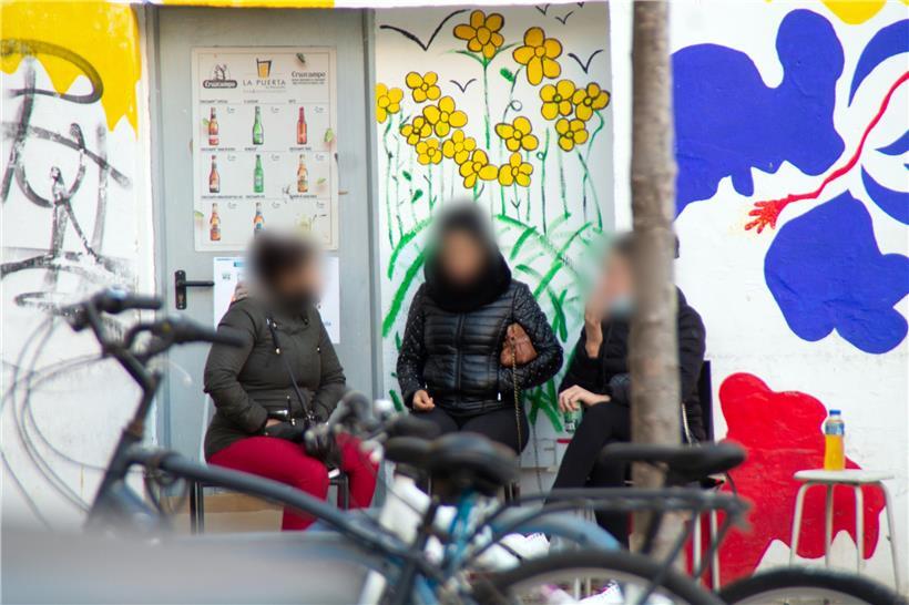 Prostituierte unterhalten sich während einer Pause an der Puerta de Sant Antoni in Palma de Mallorca
