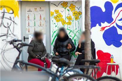 Prostituierte unterhalten sich während einer Pause an der Puerta de Sant Antoni in Palma de Mallorca
