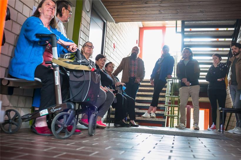 Protest: Seit über einem Jahr funktioniert der Aufzug in dem Gebäude nicht
