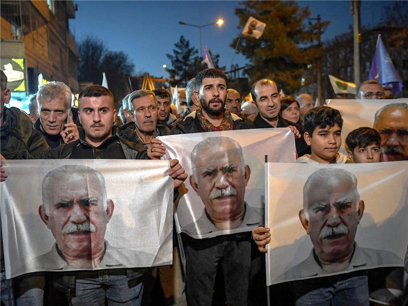 Protest in Diyarbakir für Freilassung des PKK-Anführers Abdullah Öcalan mit Demonstranten und Protestschildern