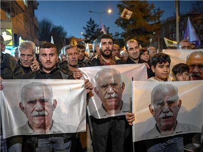 Protest in Diyarbakir für Freilassung des PKK-Anführers Abdullah Öcalan mit Demonstranten und Protestschildern