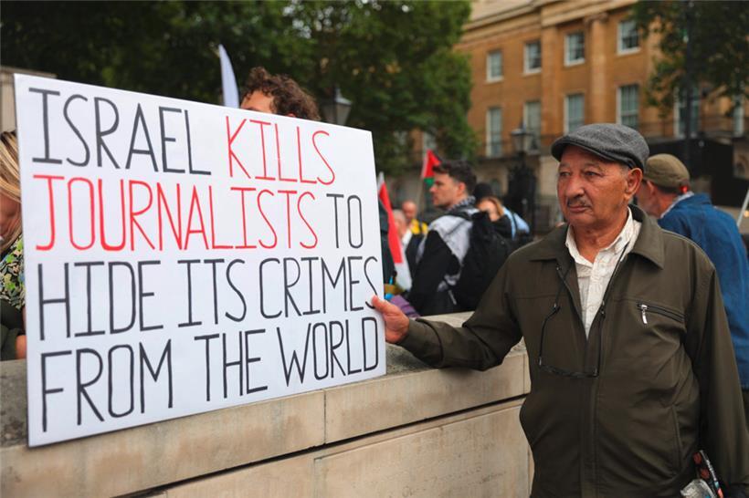 Protest gegen die Ermordung von Journalisten im Gazastreifen vor dem Sitz des britischen Regierungschefs in London
