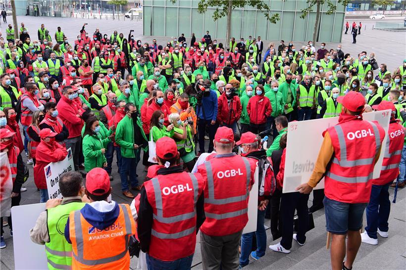Protest vor der Tripartite: Etwa 400 Demonstranten hatten sich vor dem Ministerium versammelt
