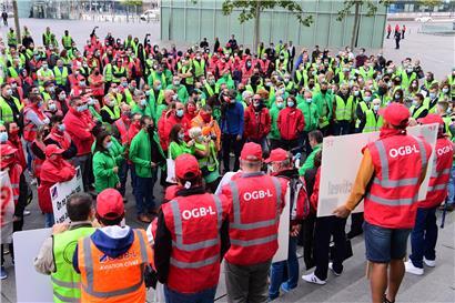Protest vor der Tripartite: Etwa 400 Demonstranten hatten sich vor dem Ministerium versammelt
