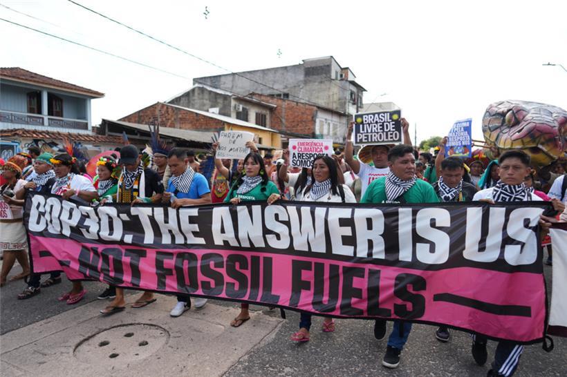 Protest während der COP30: Die Vorteile einer Abkehr von fossilen Brennstoffen übersteigen die Kosten bei weitem, so der Autor
