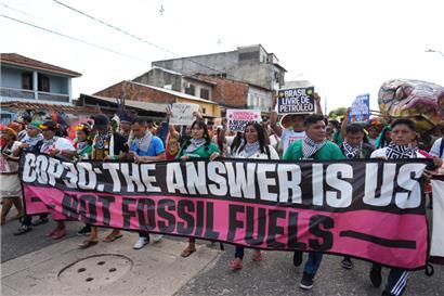 Protest während der COP30: Die Vorteile einer Abkehr von fossilen Brennstoffen übersteigen die Kosten bei weitem, so der Autor
