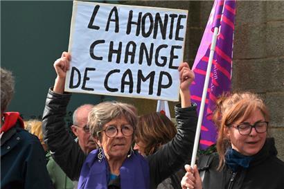 Protest zum Prozessauftakt gegen Joël Le Scouranec
