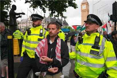 Protest zur Unterstützung der Aktivistengruppe Palestine Action: Ein Demonstrant wird von der Polizei abgeführt
