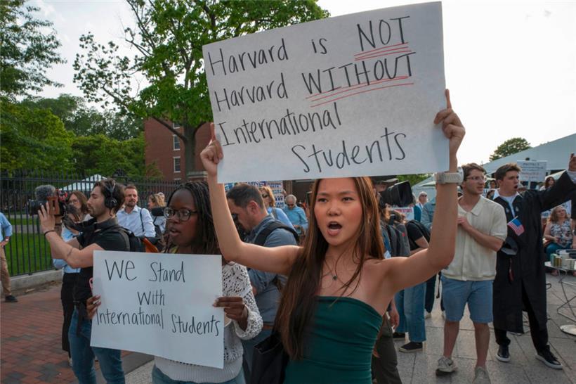 Protest zur Unterstützung internationaler Studenten auf dem Campus der Harvard University
