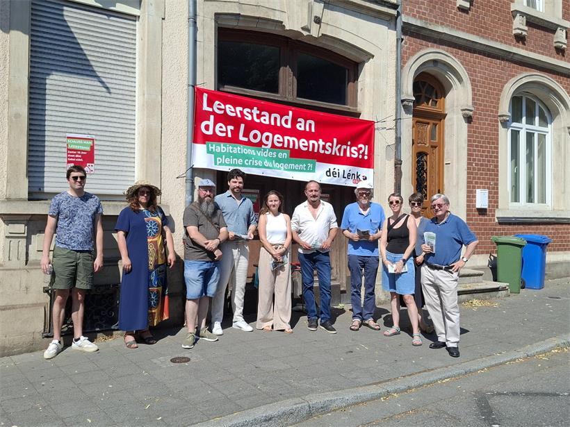 Protestaktion am Samstagmorgen mit Demonstranten, Transparenten und friedlichem Versammlung in der Stadt