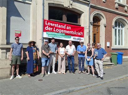 Protestaktion am Samstagmorgen mit Demonstranten, Transparenten und friedlichem Versammlung in der Stadt
