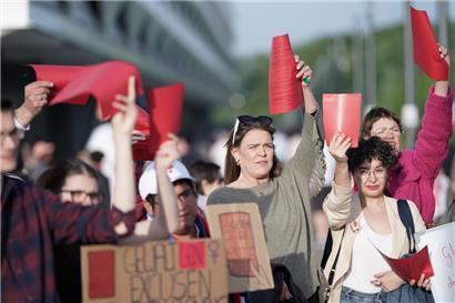 Protestaktion vor dem „Stade de Luxembourg“ am Dienstagabend

