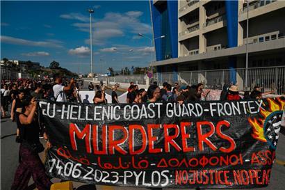 Protestations après le naufrage ayant coûté la vie à 78 migrants le 14 juin, au large de la Grèce

